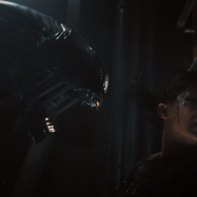 Rain (Cailee Spaeny) and a Xenomorph in Alien: Romulus