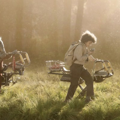 Neel (Robert Timothy Smith) and Wim (Ravi Cabot-Conyers) with hoverbikes in Lucasfilm's STAR WARS: SKELETON CREW