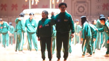 Squid Game S2 (L to R) Kang Ae-sim as Jang Geum-ja, Yang Dong-geun as Park Yong-sik in Squid Game S2.
