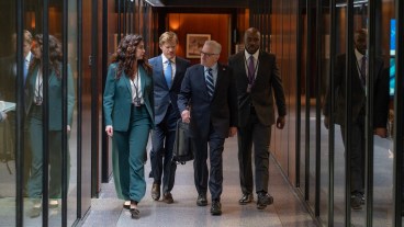 ZERO DAY. (L to R) Mozhan Navabi as Melissa Kornblau, Jesse Plemons as Roger Carlson, Robert De Niro as George Mullen, and McKinley Belcher III as Carl Otieno in Episode 102 of Zero Day. Cr. JOJO WHILDEN/Netflix © 2024