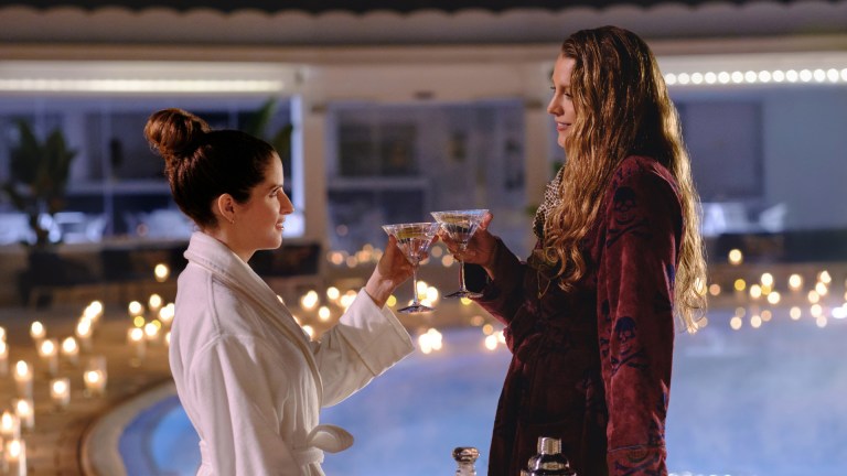 Stephanie Smothers (Anna Kendrick) and Emily Nelson (Blake Lively) share a drink in Another Simple Favor
