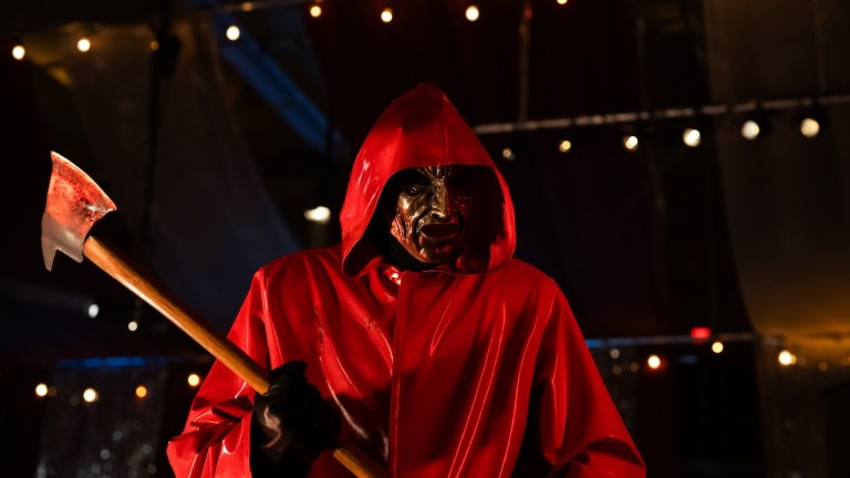 Fear Street: Prom Queen. The Killer in Fear Street: Prom Queen. Cr. Alan Markfield/Netflix © 2025.