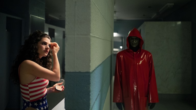 Fear Street: Prom Queen. (L-R) Ella Rubin as Melissa and The Killer in Fear Street: Prom Queen. Cr. Alan Markfield/Netflix © 2025.