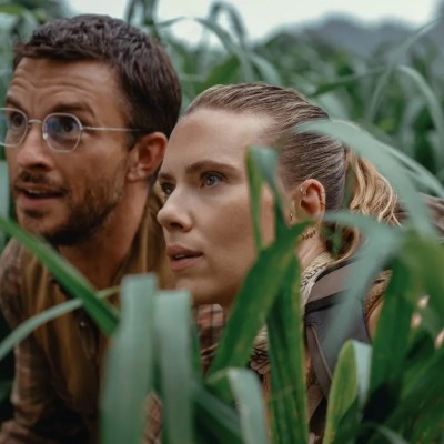 Scarlett Johnasson and Jonathan Bailey in Jurassic World Rebirth