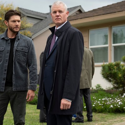 Mark Meachum (Jensen Ackles) and Nathan Blythe (Eric Dane) in COUNTDOWN Photo: ELIZABETH MORRIS © AMAZON CONTENT SERVICES LLC