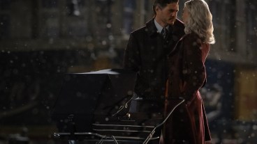 (L-R) Pedro Pascal as Reed Richards/Mister Fantastic and Vanessa Kirby as Sue Storm/Invisible Woman in 20th Century Studios/Marvel Studios' THE FANTASTIC FOUR: FIRST STEPS. Photo by Jay Maidment. © 2025 20th Century Studios / © and ™ 2025 MARVEL.