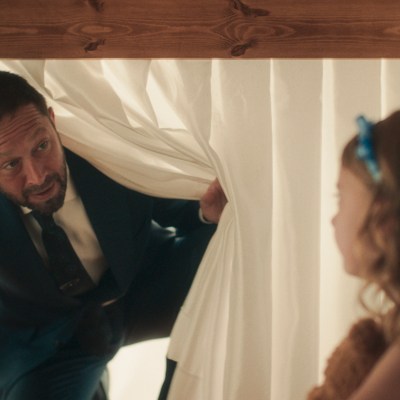THE BEAR — “Bears”— Season 4 Episode 7 (Streams Thursday, June 26th) Pictured: Ebon Moss-Bachrach as Richard “Richie” Jerimovich, Annabelle Toomey as Eva. CR: FX.