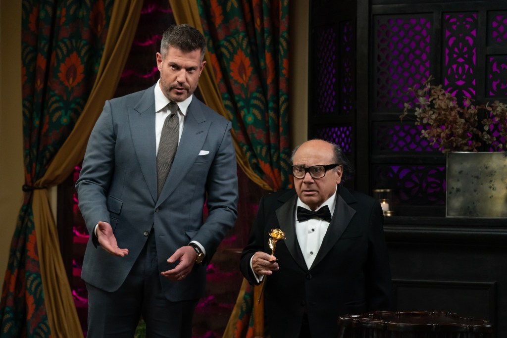 IT'S ALWAYS SUNNY IN PHILADELPHIA -- "The Golden Bachelor Live" -- Season 17, Episode 8 -- Pictured (L-R): Jesse Palmer as Himself, Danny DeVito as Frank. CR: Patrick McElhenney/FX
