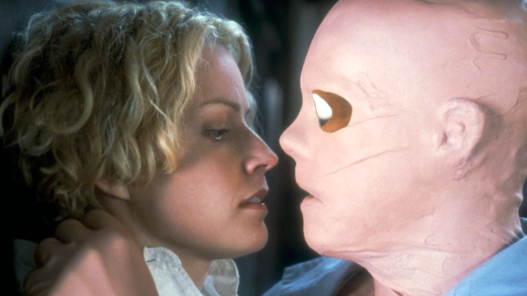 Kevin Bacon and Elisabeth Shue on Hollow Man Set