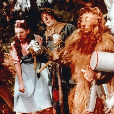 Judy Garland (1922-1969), US actress and singer, Ray Bolger (1904-1987), US actor, Bert Lahr (1895-1967), US actor and comedian, and Jack Haley (1897-1979), US actor, all in costume, in a publicity still from the film, 'The Wizard of Oz', 1939. The musical, adapted from the novel by L Frank Baum (1856-1919) and directed by Victor Fleming (1889-1949), starred Garland as 'Dorthy Gale', Bolger as the 'Scarecrow', Lahr as the 'Cowardly Lion', and Haley as the 'Tin Man'. (Photo by Silver Screen Collection/Getty Images)