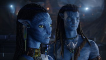 (L-R) Neytiri (Zoe Saldaña) and Jake Sully (Sam Worthington) in 20th Century Studios' AVATAR: FIRE AND ASH. Photo courtesy of 20th Century Studios. © 2025 20th Century Studios. All Rights Reserved.