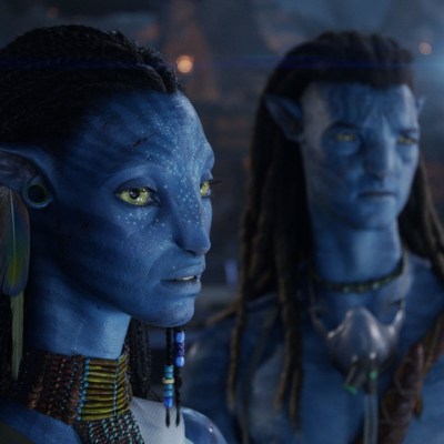 (L-R) Neytiri (Zoe Saldaña) and Jake Sully (Sam Worthington) in 20th Century Studios' AVATAR: FIRE AND ASH. Photo courtesy of 20th Century Studios. © 2025 20th Century Studios. All Rights Reserved.