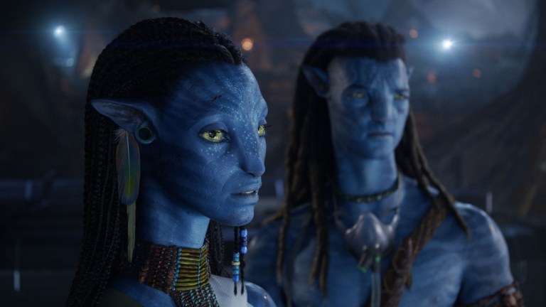 (L-R) Neytiri (Zoe Saldaña) and Jake Sully (Sam Worthington) in 20th Century Studios' AVATAR: FIRE AND ASH. Photo courtesy of 20th Century Studios. © 2025 20th Century Studios. All Rights Reserved.