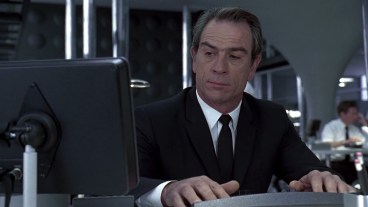 Tommy Lee Jones operates a computer in Men in Black.