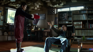 Lee Byung-hun points an oven mitt at a guy like a gun in No Other Choice.