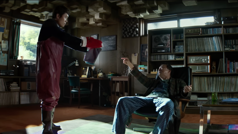 Lee Byung-hun points an oven mitt at a guy like a gun in No Other Choice.