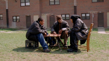 Wallace, D'Angelo, and Bodie play chess in The Wire season 1.