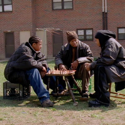 Wallace, D'Angelo, and Bodie play chess in The Wire season 1.