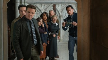 Wake Up Dead Man: A Knives Out Mystery. (L-R) Andrew Scott, Jeremy Renner, Cailee Spaeny, Kerry Washington, Thomas Haden Church, Glenn Close and Daryl McCormack in Wake Up Dead Man: A Knives Out Mystery. Cr. John Wilson/Netflix © 2025