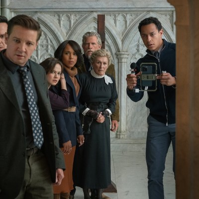Wake Up Dead Man: A Knives Out Mystery. (L-R) Andrew Scott, Jeremy Renner, Cailee Spaeny, Kerry Washington, Thomas Haden Church, Glenn Close and Daryl McCormack in Wake Up Dead Man: A Knives Out Mystery. Cr. John Wilson/Netflix © 2025