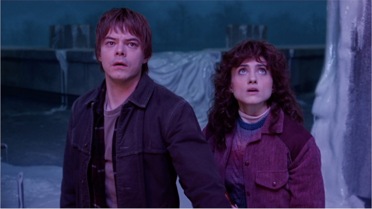 STRANGER THINGS: SEASON 5. (L to R) Charlie Heaton as Jonathan Byers and Natalia Dyer as Nancy Wheeler in Stranger Things: Season 5. Cr. COURTESY OF NETFLIX © 2025