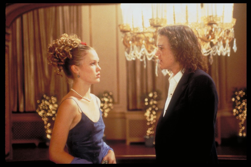 Julia Stiles and Heath Ledger in a moment that captures the teen rom-com vibe.