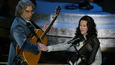 Actors Eugene Levy (L) and Catherine O'Hara perform their Best Song nominee "A Kiss at the End of the Rainbow" during the 76th Academy Awards show 29 February, 2004 at the Kodak Theater in Hollywood, CA. AFP PHOTO/Timothy A. CLARY (Photo by TIMOTHY A. CLARY / AFP) (Photo by TIMOTHY A. CLARY/AFP via Getty Images)