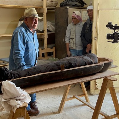 Zahi Hawass over a mummy in Man with the hat