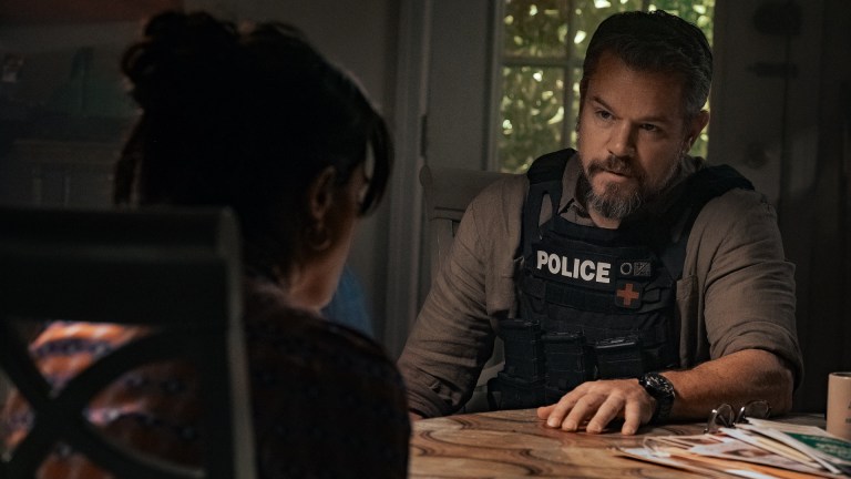 THE RIP. (L to R) Sasha Calle as Desi and Matt Damon as Lieutenant Dane Dumars in The Rip. Cr. Claire Folger/Netflix © 2025.