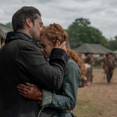 Sophie Skelton and Richard Rankin in Outlander season 8