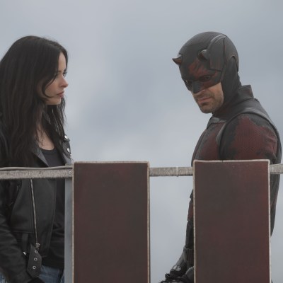 L-R: Jessica Jones (Krysten Ritter) and Matt Murdock / Daredevil (Charlie Cox) in Marvel Television's DAREDEVIL: BORN AGAIN, exclusively on Disney+. Photo by Jojo Whilden. © 2025 MARVEL.