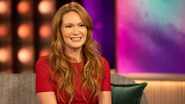 THE KELLY CLARKSON SHOW -- Episode 7I076 -- Pictured: Sarah J. Maas -- (Photo by: Weiss Eubanks/NBCUniversal)
