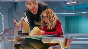 Jonathan Frakes and Holly Hunter behind the scenes of Star Trek Starfleet Academy