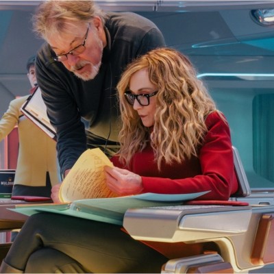 Jonathan Frakes and Holly Hunter behind the scenes of Star Trek Starfleet Academy