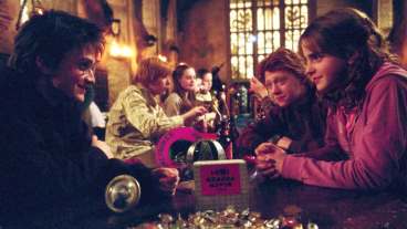 10 Times the Background Extras Didn’t Stay Unnoticed