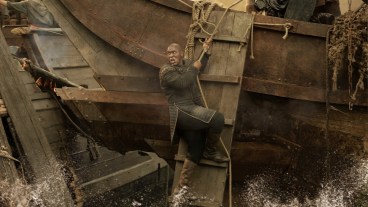 Alyn of Hull (Abubakar Salim) clings to his ship during the Battle of the Gullett on House of the Dragon season 3.