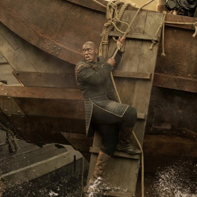 Alyn of Hull (Abubakar Salim) clings to his ship during the Battle of the Gullett on House of the Dragon season 3.