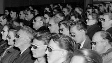 9 Photos of What it Looked Like to Watch Movies in the ’70s & ’80s