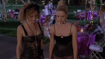 Lisa Kudrow and Mira Sorvino in Romy and Michele's High School Reunion