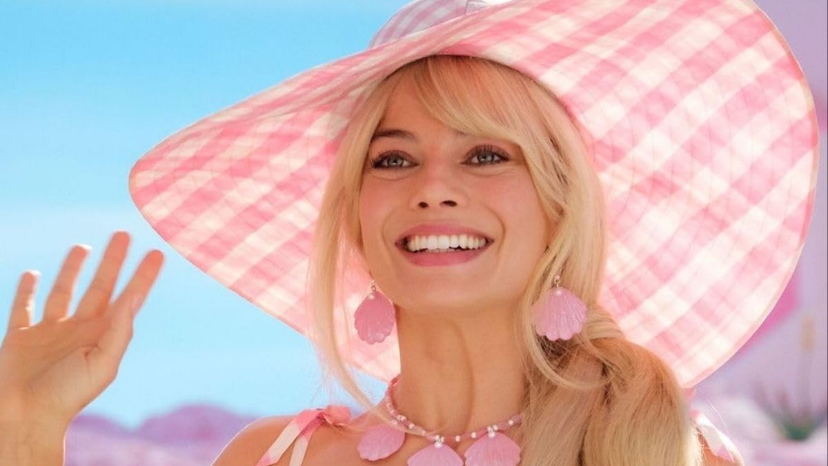14 Celebrities Who Had Surprisingly Ordinary Jobs Before Fame
