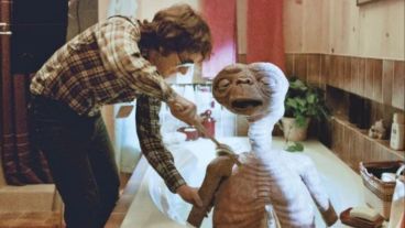 13 Images Taking You Behind the Scenes of Iconic ’80s Flicks