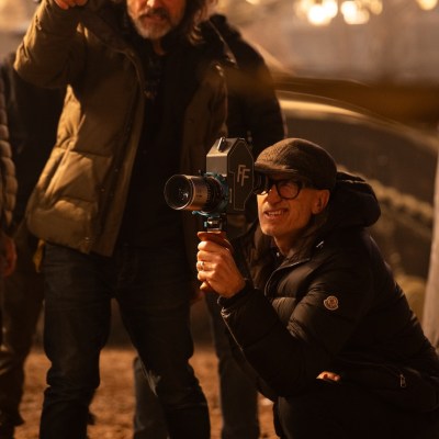 Craig Gillespie directing Supergirl