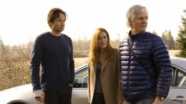 XF2-230R David Duchovny, Gillian Anderson and director/producer/co-writer Chris Carter rehearse a scene on location for THE X-FILES: I WANT TO BELIEVE.