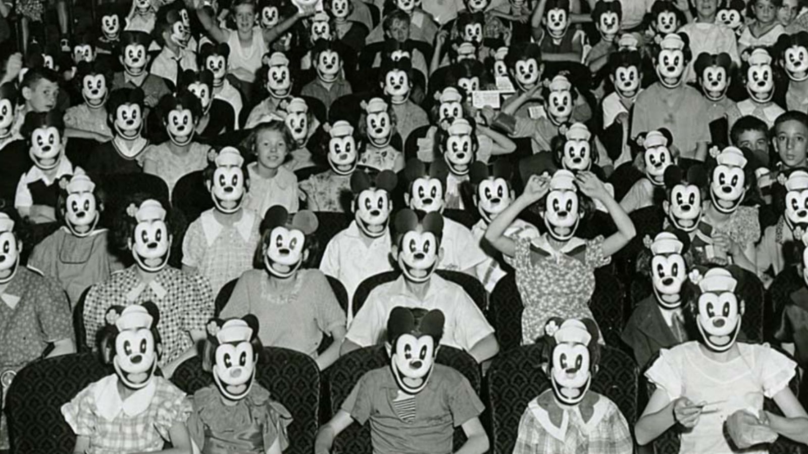 denofgeek.com - Fernanda Arnaud - 15 Historical Images Where Things Are Getting a Little Weird