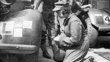 15 Historical Photos of History’s ‘Hard to Believe’ Moments