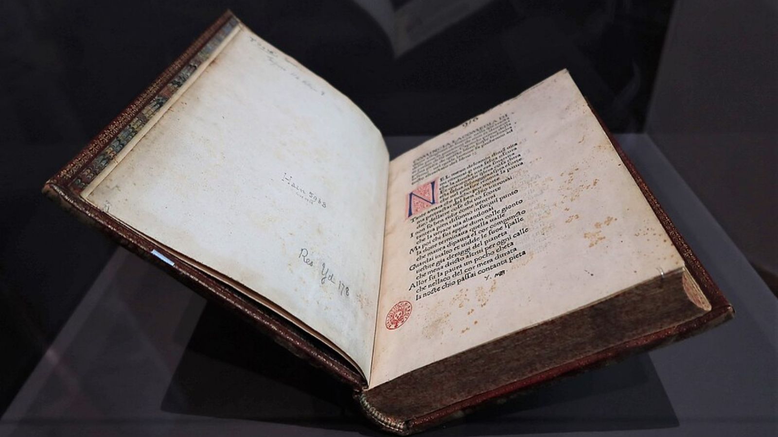 15 People Share the Literary “Masterpiece” They Found Completely Unreadable