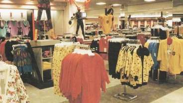15 Vintage Store Displays Doing Way Too Much