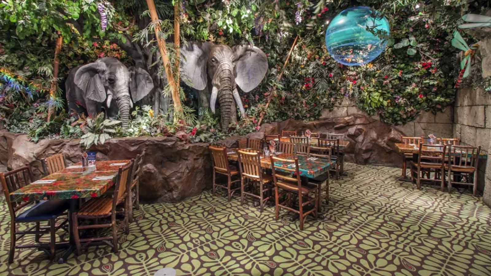 15 Photos Remembering When Restaurants Actually Cared How They Looked