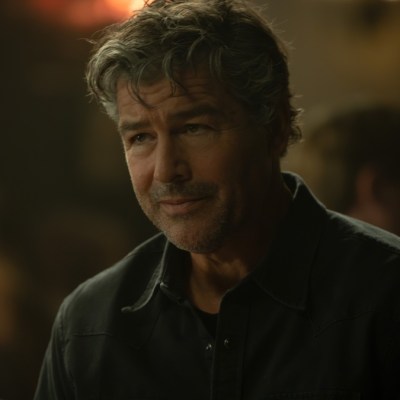 kyle-chandler in Lanterns