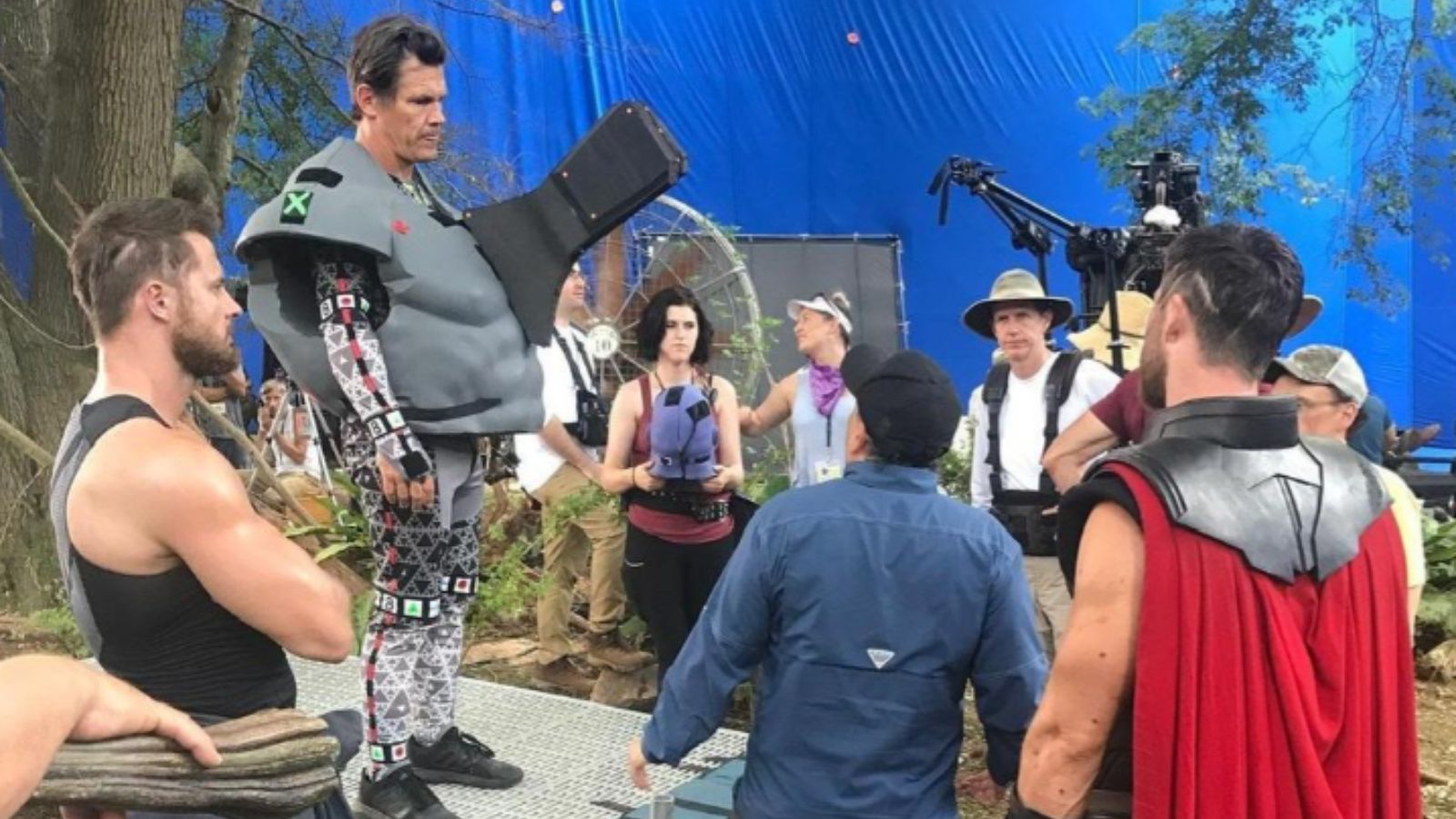 15 Behind-the-Scenes Photos of Movie Villains Looking Ridiculous